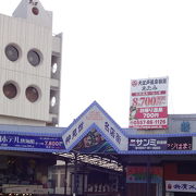 熱海駅のロータリーに面した商店街