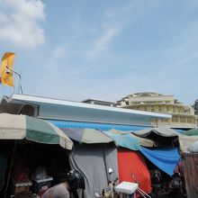 クリーム色で円形のルーフは特徴的