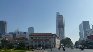 ベンタイン市場前にある