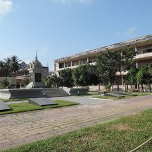 中庭から。この庭を囲うように収容所の棟が建っています。