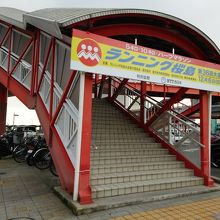 歩道橋でターミナルへ