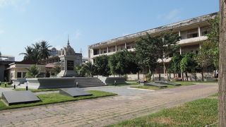 悲しい歴史を伝える