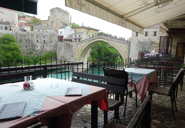 モスタルのシンボルを見ながら食事ができるレストラン