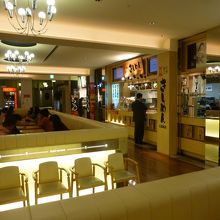 フードコートは小さいです