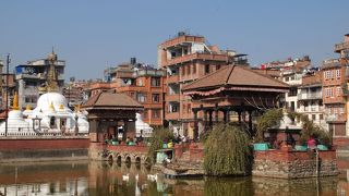 中島に浮かぶ寺院