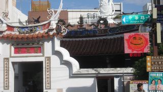 屋根に白い仏像が乗ってます