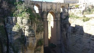 ヌエボ橋を眺める絶景のポイントはここ