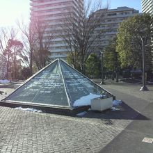 西公園の広場に置かれた独特の形のガラス製のモニュメントです。