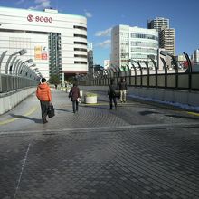 西公園からＪＲ川口駅に続く歩道橋です。東側になります。