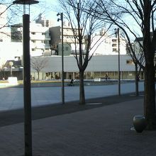 アリオ川口前の公園広場です。右にはアート区画の建物が見えます