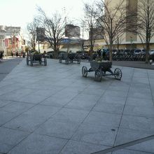 アリオ川口前の公園広場の様子です。馬車の像の群が見えます。