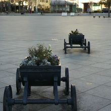 広場に置かれている馬車の様子です。アリオ川口のシンボルです。