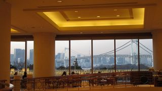 東京湾の眺望のすばらしいホテルラウンジ