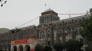 「総統府」の南側に建っています