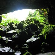 探検好きな人はワクワク。マウナロアの噴火でできた洞窟へ
