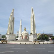 民主記念塔 (アヌサーワリー プラチャーティパタイ)