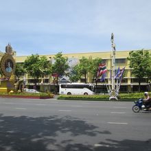 民主記念塔 (アヌサーワリー プラチャーティパタイ)