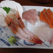 おまかせ5点盛り合わせの刺身(1000円)です。