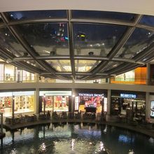 上から水が流れ落ちる