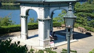 入鹿池を望みながら