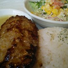 ふわふわハンバーグ　白ワインソース