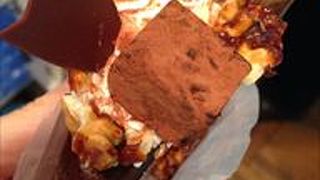 ここでのデザートとして、生チョコがのっているケーキです。チョコがおいしく、ぜひ