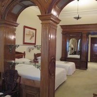 天井が高く広いです。調度品も上品で素敵。