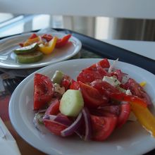 カードも使えますが、空港内はやはり物価高