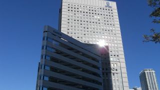 横浜駅東口にある高層ビル