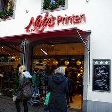 角のパン屋さん。目立ちます。