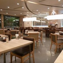 誰もいなくなった店内。