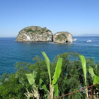 ホテルの近くにあるロスアルコス島