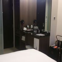 ベットから入口方向を撮影。左の曇りガラスはシャワールーム。