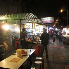 屋台で食事ができます