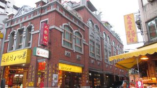 レトロな街並みと老舗問屋街