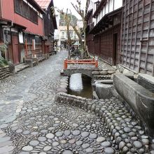 齋藤美術館母屋の傍らにある、「やなか水のこみち」