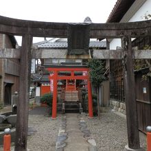 「野中(やなか)神社」に稲荷大明神の赤い幟がありました。