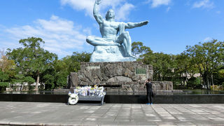平和を祈る巨大な像