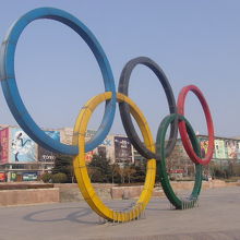 五輪マークのオブジェの様子