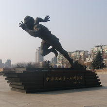 大連出身の著名な陸上選手の銅像も設置されています