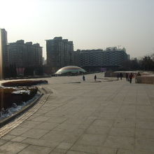 五輪オブジェ付近から眺めた広場の全景