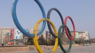 巨大な五輪マークのオブジェがランドマークになっています