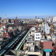 「浅草寺」の全景を見ることができます