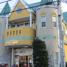 クリーム色のお洒落なお店