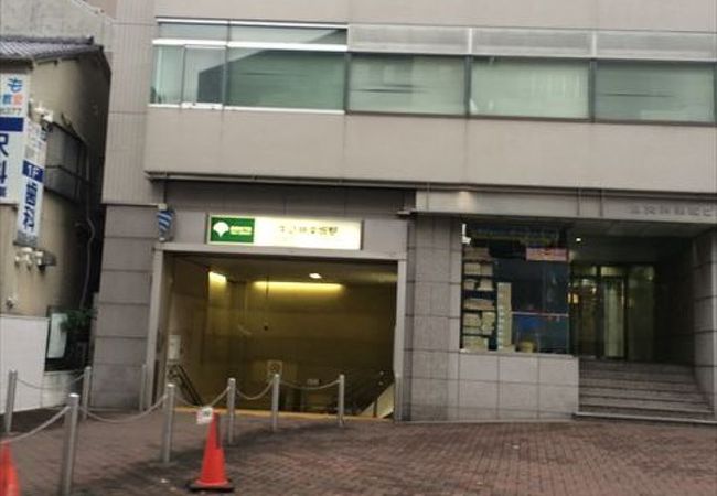 東京都交通局大江戸線の駅で、近くには、一躍有名となった神楽坂の商店街にもアクセスし易く、大変、便利な駅となっています。