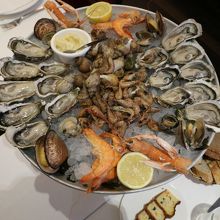 シーフード・プラッターとケーク・サレ（写真下）