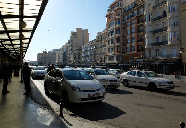 ノルド駅からバレンシア空港までは約10km。地下鉄でも行けるほか、タクシーだと15ユーロ