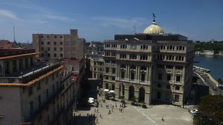 海岸の側にある美しい広場