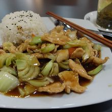 蓋飯は、料理とご飯を一皿に盛り付けた物。料理の種類は多数。