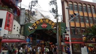 ハピナハ向かいの「平和通り」にある商店街